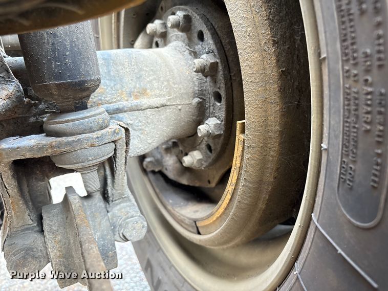 image for item ET8504 2005 Kenworth T800 semi truck