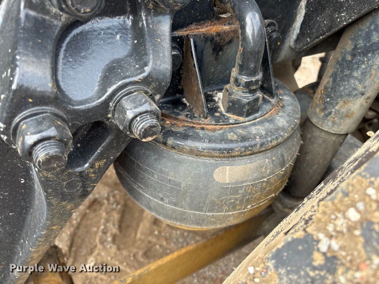 image for item ET8504 2005 Kenworth T800 semi truck