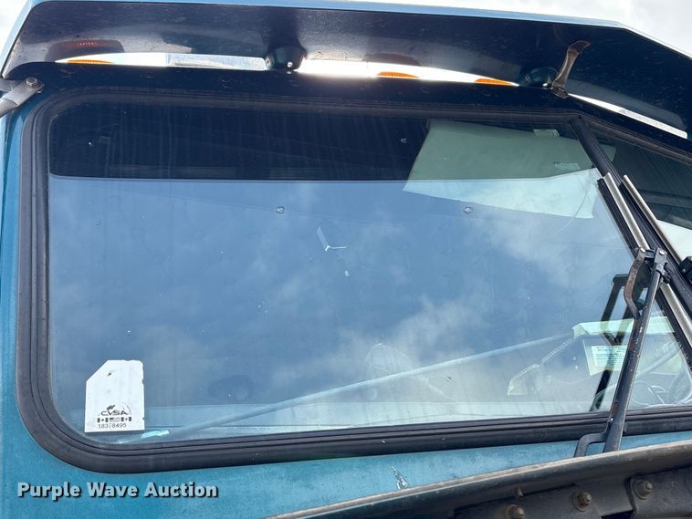 image for item ET8504 2005 Kenworth T800 semi truck