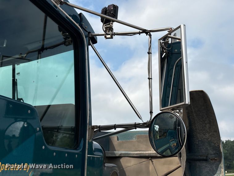 image for item ET8504 2005 Kenworth T800 semi truck