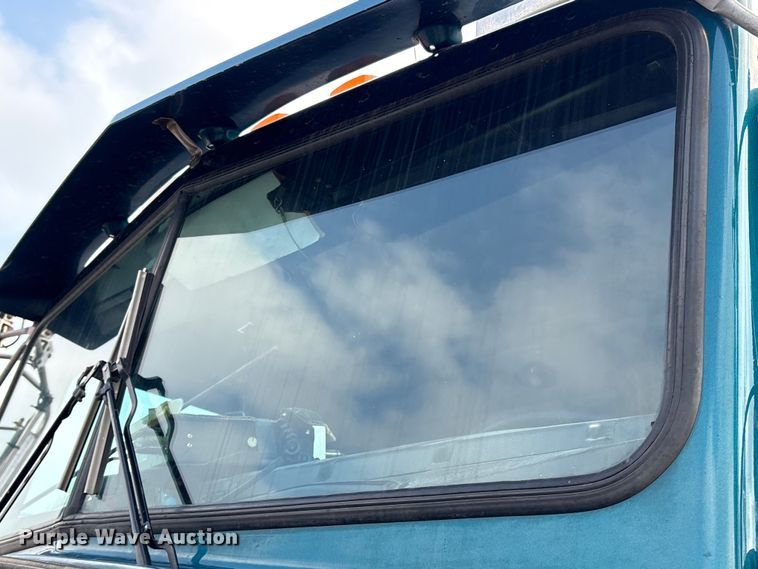 image for item ET8504 2005 Kenworth T800 semi truck