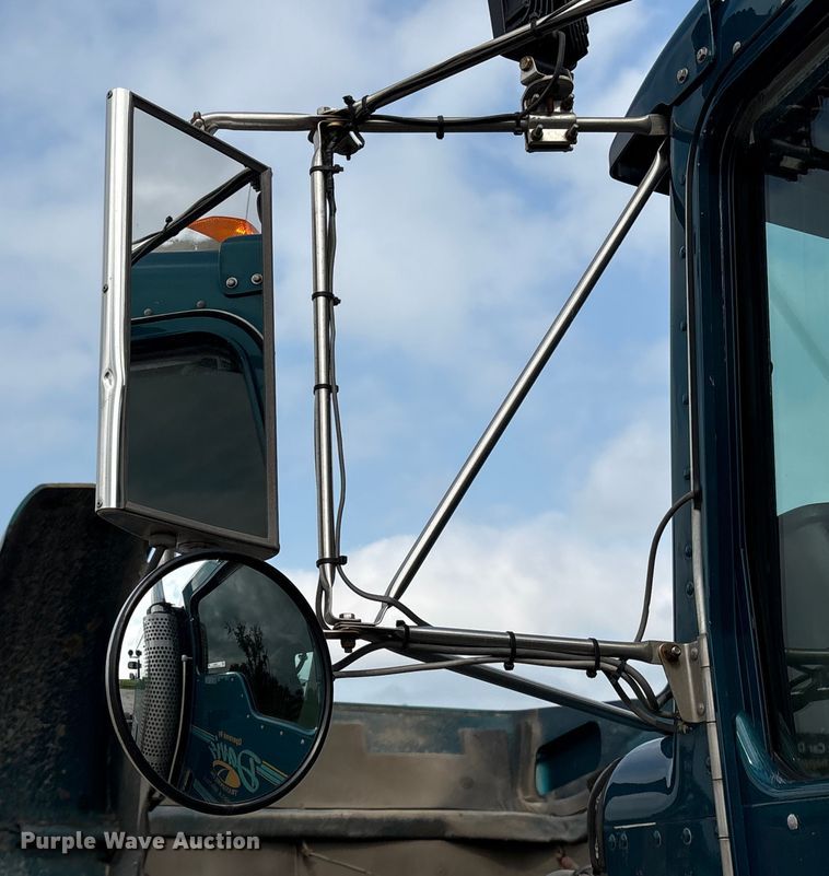 image for item ET8504 2005 Kenworth T800 semi truck