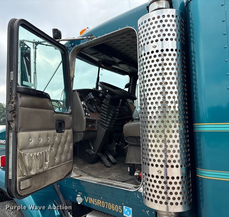 image for item ET8504 2005 Kenworth T800 semi truck