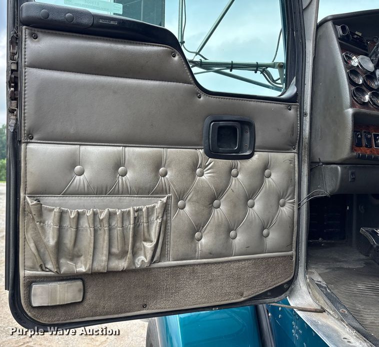 image for item ET8504 2005 Kenworth T800 semi truck