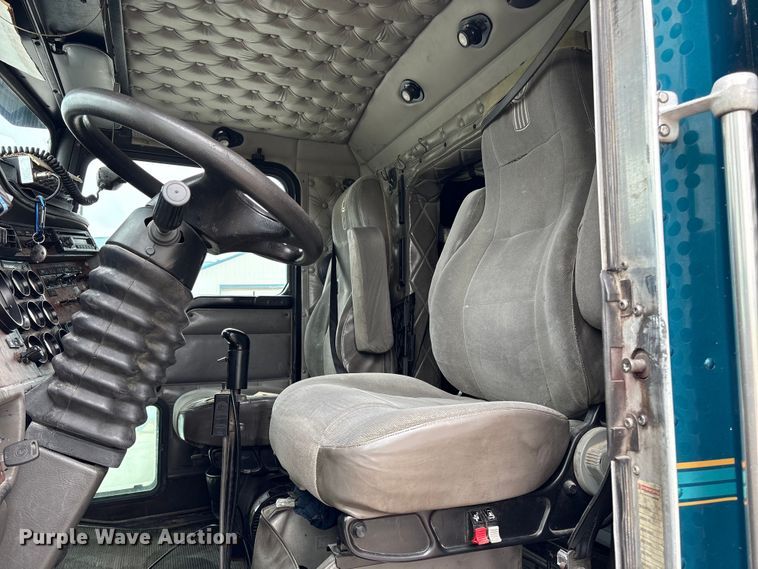 image for item ET8504 2005 Kenworth T800 semi truck