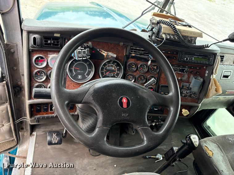 image for item ET8504 2005 Kenworth T800 semi truck