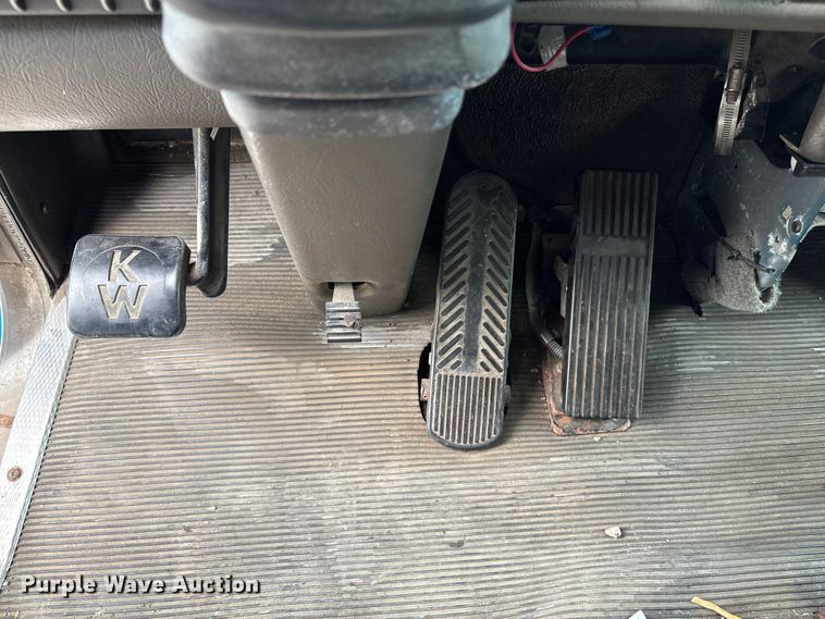 image for item ET8504 2005 Kenworth T800 semi truck