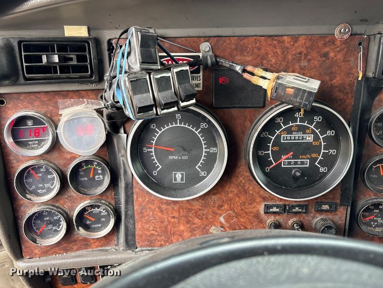 image for item ET8504 2005 Kenworth T800 semi truck