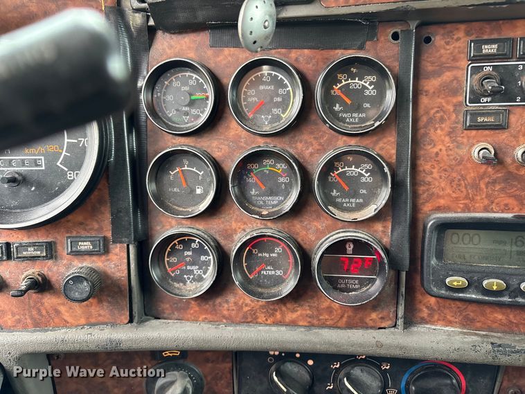 image for item ET8504 2005 Kenworth T800 semi truck