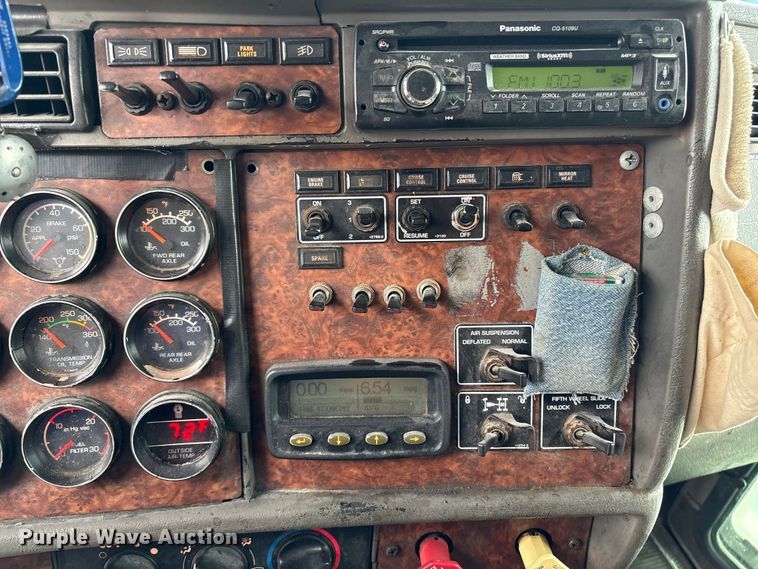 image for item ET8504 2005 Kenworth T800 semi truck