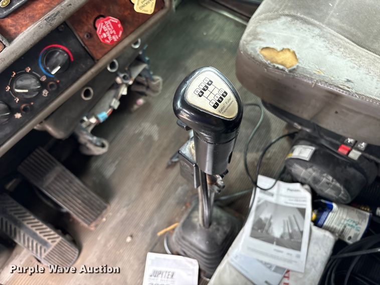 image for item ET8504 2005 Kenworth T800 semi truck