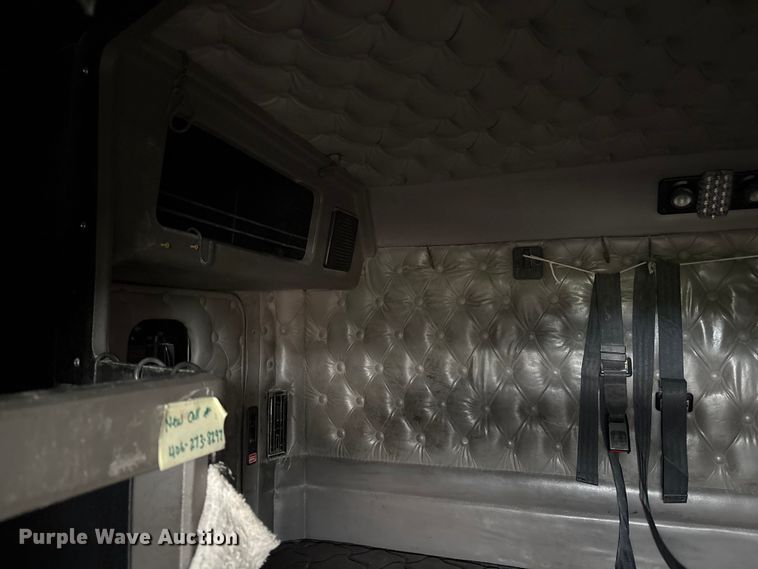 image for item ET8504 2005 Kenworth T800 semi truck