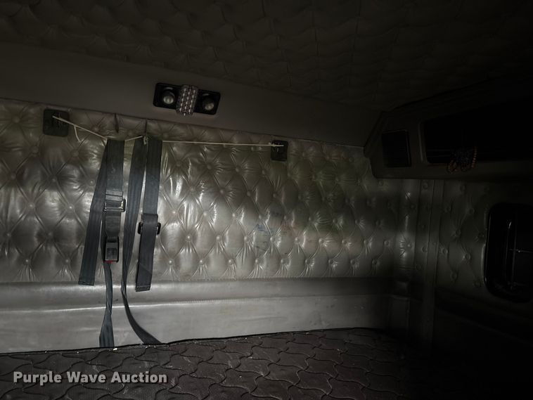 image for item ET8504 2005 Kenworth T800 semi truck