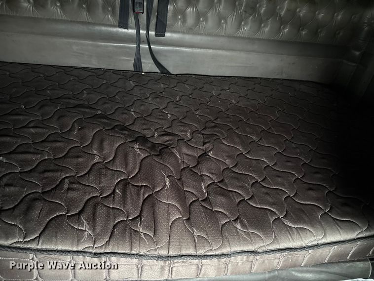 image for item ET8504 2005 Kenworth T800 semi truck