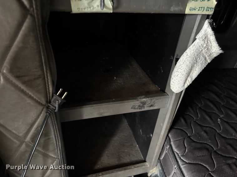 image for item ET8504 2005 Kenworth T800 semi truck