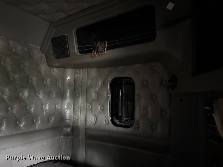 image for item ET8504 2005 Kenworth T800 semi truck