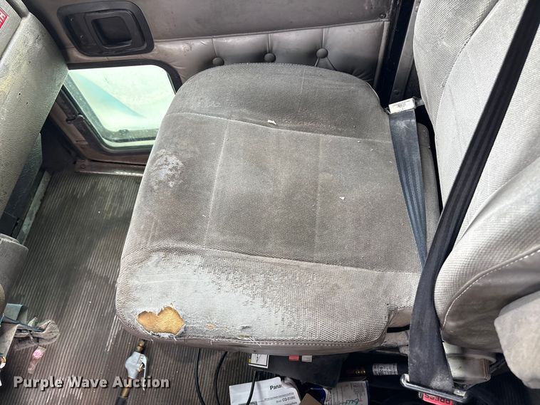 image for item ET8504 2005 Kenworth T800 semi truck