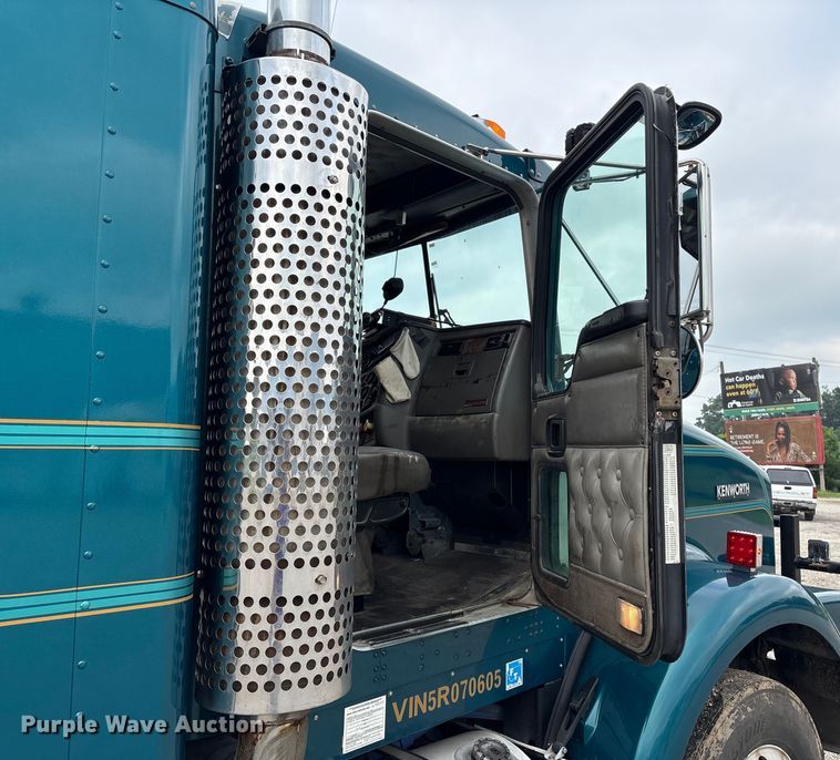 image for item ET8504 2005 Kenworth T800 semi truck