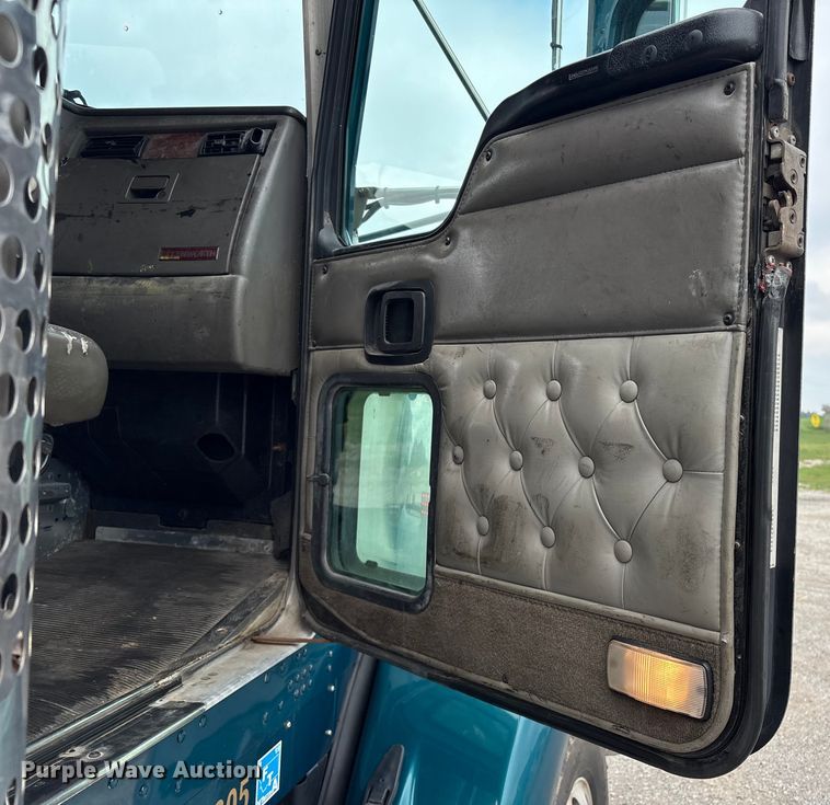 image for item ET8504 2005 Kenworth T800 semi truck