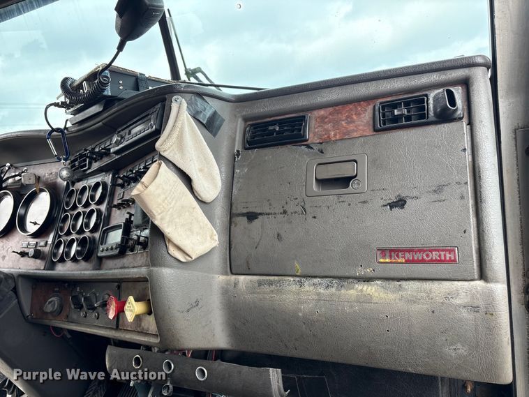 image for item ET8504 2005 Kenworth T800 semi truck