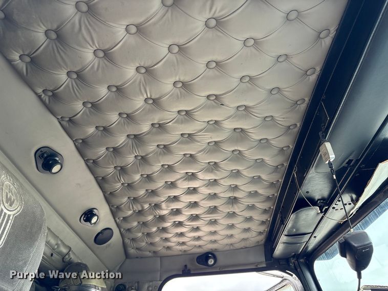 image for item ET8504 2005 Kenworth T800 semi truck