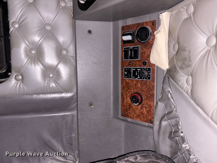 image for item ET8504 2005 Kenworth T800 semi truck