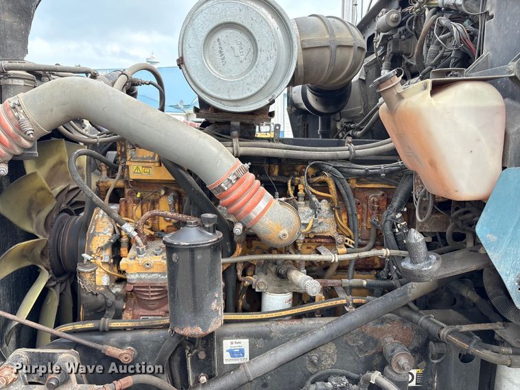 image for item ET8504 2005 Kenworth T800 semi truck