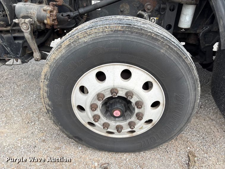 image for item ET8504 2005 Kenworth T800 semi truck