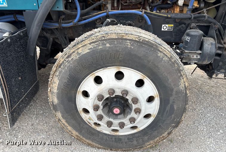 image for item ET8504 2005 Kenworth T800 semi truck