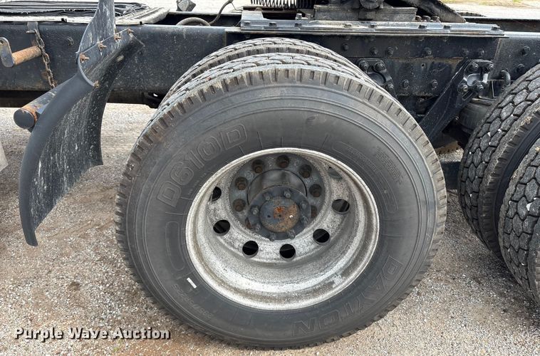 image for item ET8504 2005 Kenworth T800 semi truck