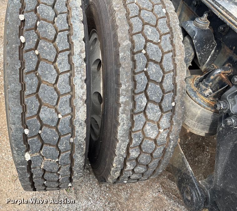 image for item ET8504 2005 Kenworth T800 semi truck