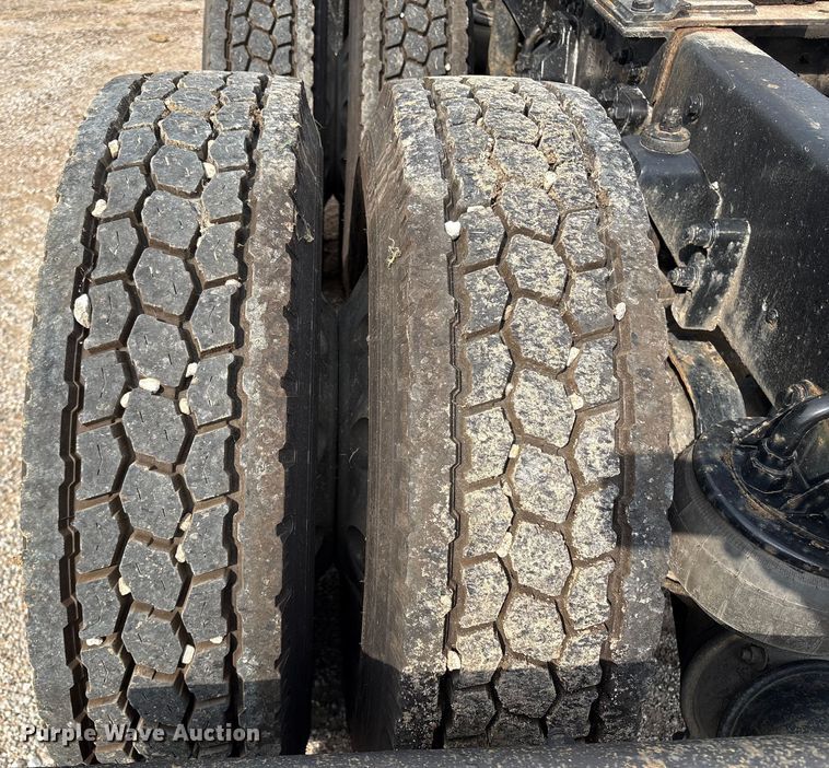 image for item ET8504 2005 Kenworth T800 semi truck