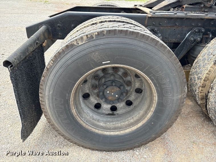 image for item ET8504 2005 Kenworth T800 semi truck