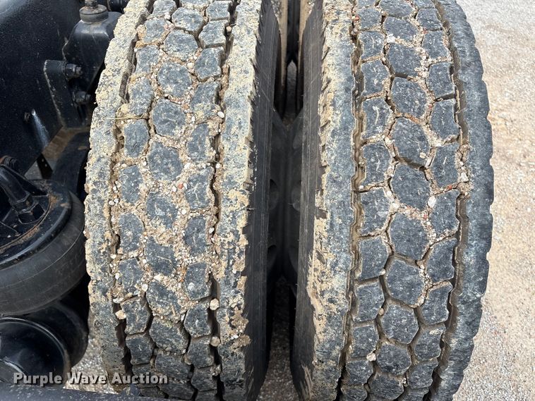 image for item ET8504 2005 Kenworth T800 semi truck