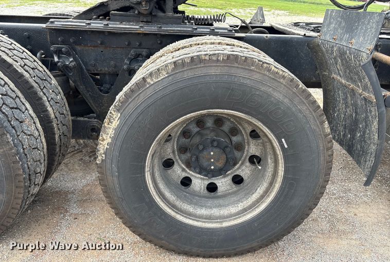 image for item ET8504 2005 Kenworth T800 semi truck