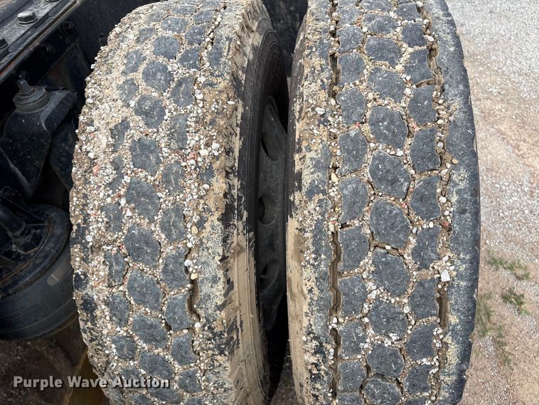 image for item ET8504 2005 Kenworth T800 semi truck