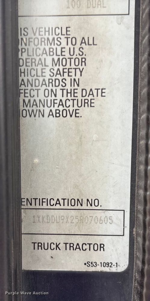 image for item ET8504 2005 Kenworth T800 semi truck