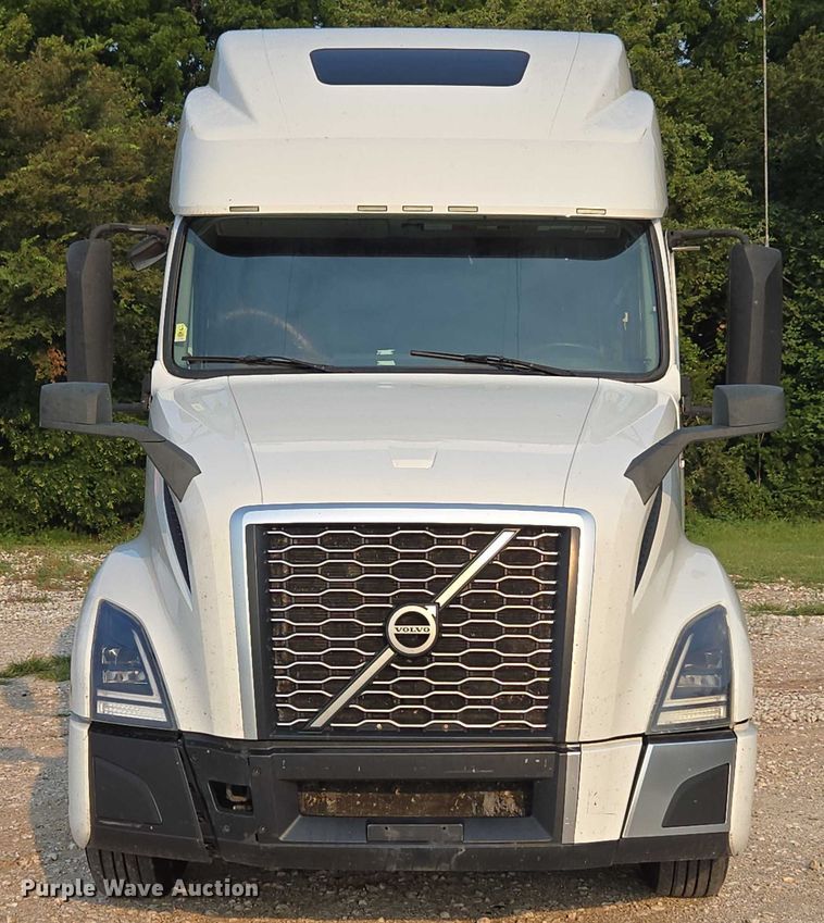 image for item EU3536 2019 Volvo Truck VNL semi truck