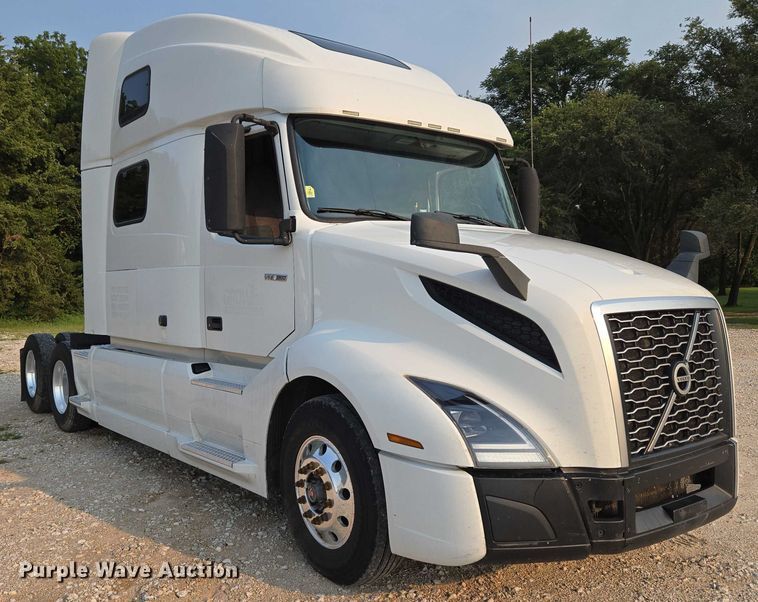 image for item EU3536 2019 Volvo Truck VNL semi truck