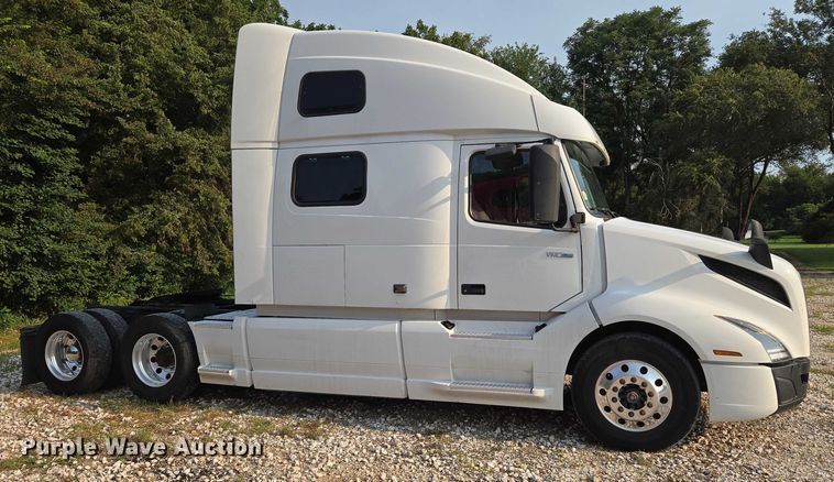 image for item EU3536 2019 Volvo Truck VNL semi truck