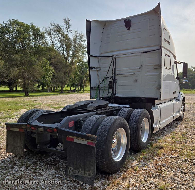 image for item EU3536 2019 Volvo Truck VNL semi truck