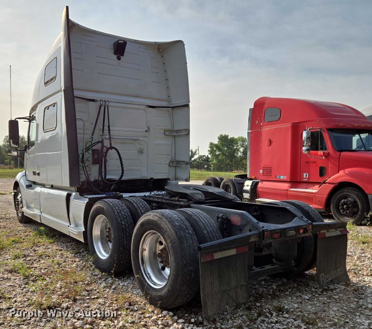 image for item EU3536 2019 Volvo Truck VNL semi truck