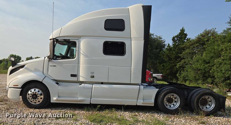 image for item EU3536 2019 Volvo Truck VNL semi truck