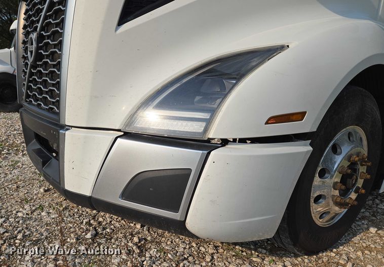 image for item EU3536 2019 Volvo Truck VNL semi truck