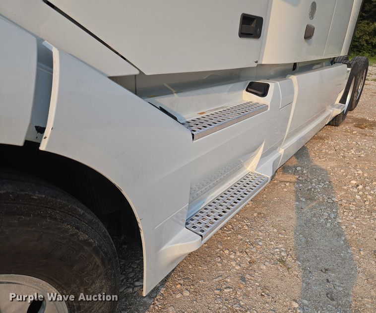 image for item EU3536 2019 Volvo Truck VNL semi truck