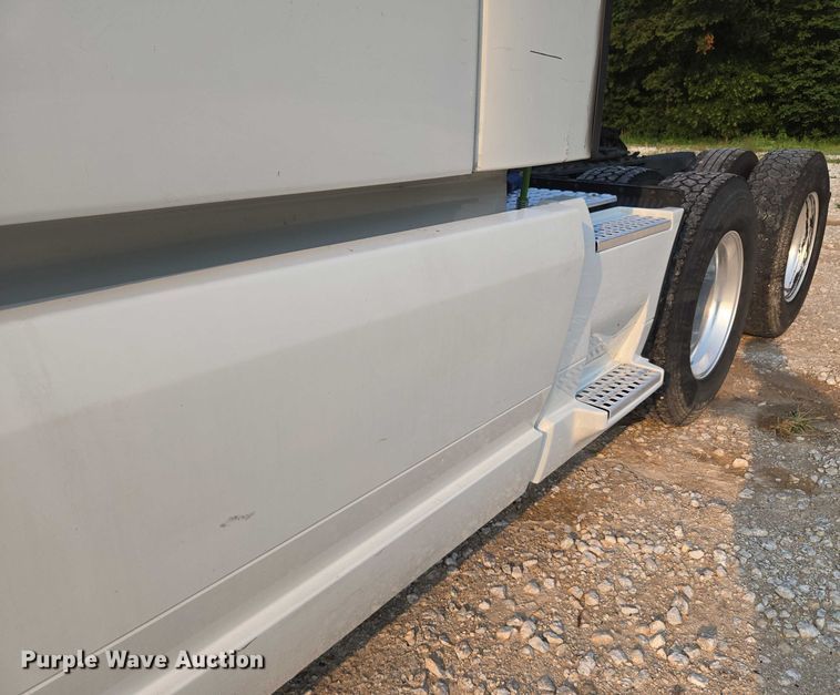 image for item EU3536 2019 Volvo Truck VNL semi truck