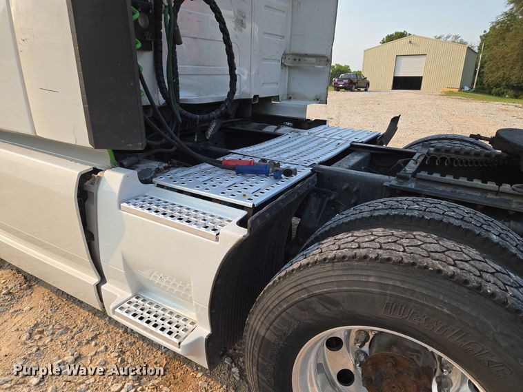 image for item EU3536 2019 Volvo Truck VNL semi truck