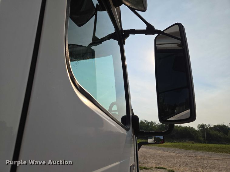 image for item EU3536 2019 Volvo Truck VNL semi truck