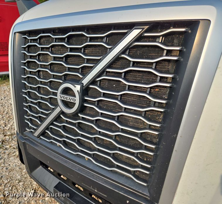 image for item EU3536 2019 Volvo Truck VNL semi truck