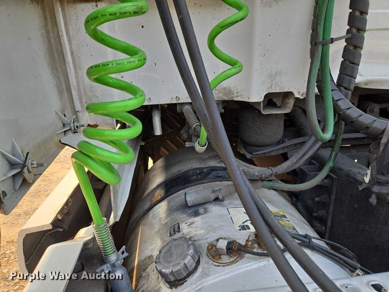 image for item EU3536 2019 Volvo Truck VNL semi truck